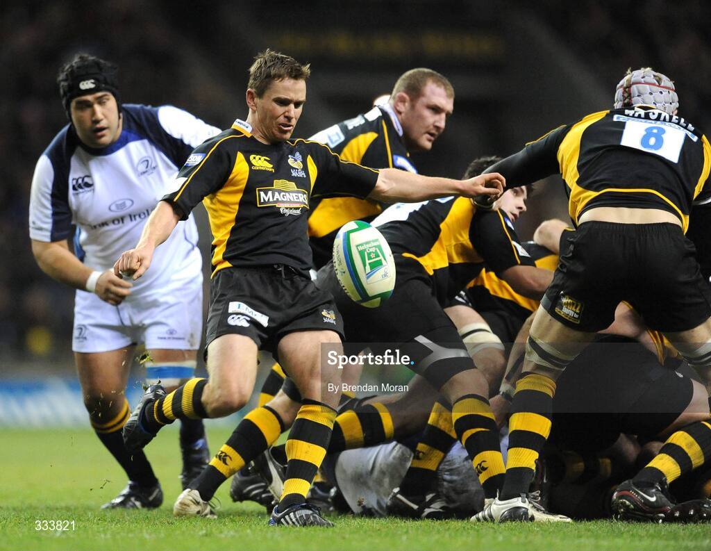 17 January 2009; London Wasps scrum-half Eoin Reddan kicks from the base of a ruck. Heineken Cup, Pool 2, Round 5, London Wasps v Leinster, Twickenham Stadium, London, England. Picture credit: Brendan Moran / SPORTSFILE