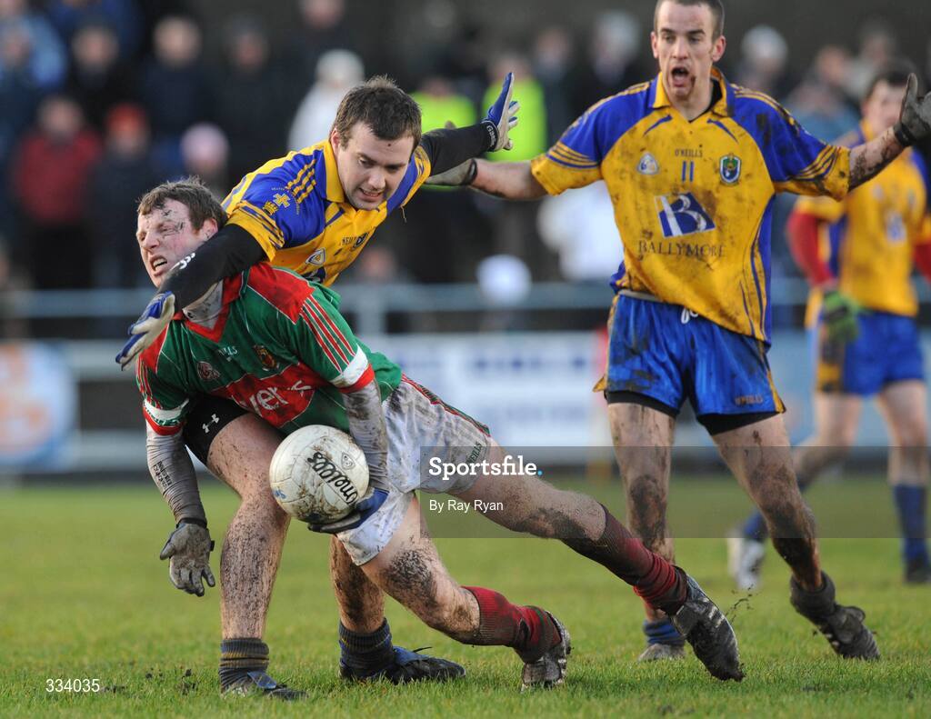 18 January 2009; Colm Boyle, Mayo, in action against Senan Kilbride and Damien Keenehan, Roscommon. FBD League, Section A, Mayo v Roscommon, Ballyhaunis GAA Club, Ballyhaunis, Co. Mayo. Picture credit: Ray Ryan / SPORTSFILE