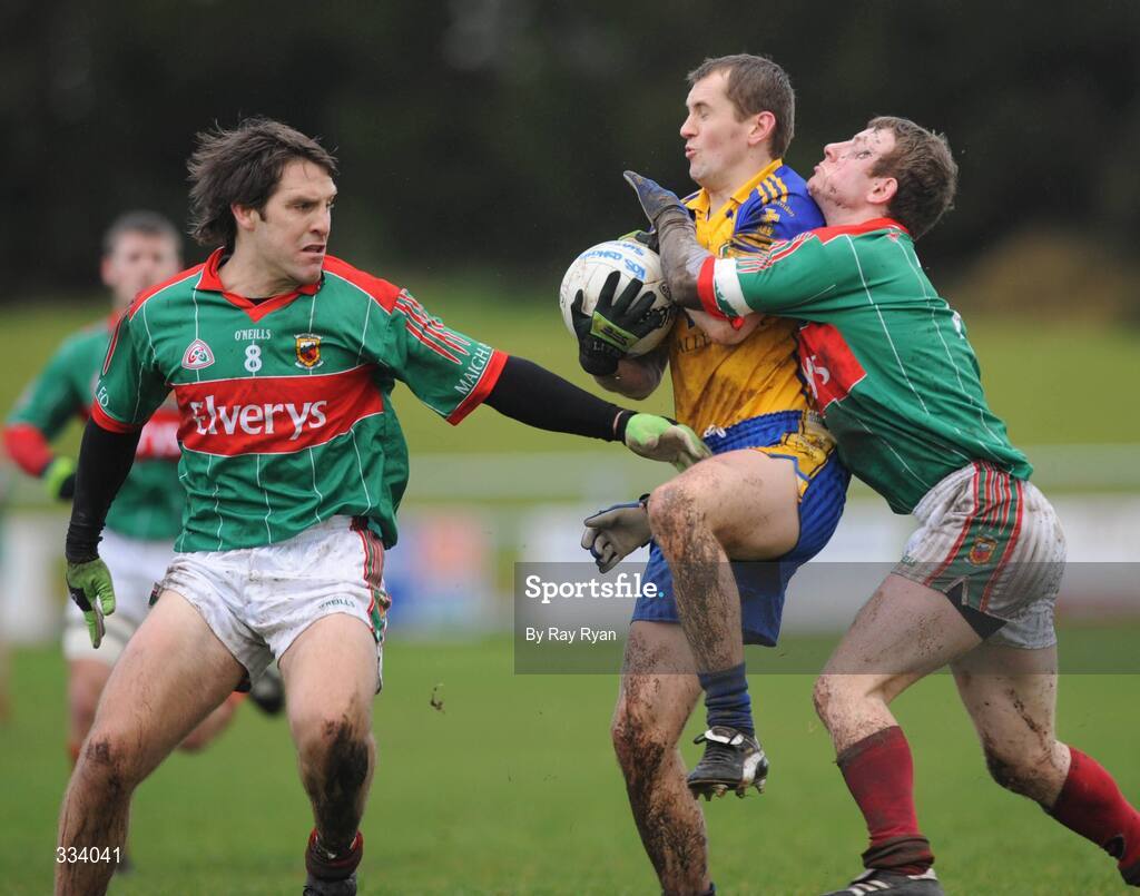 18 January 2009; Gary Cox, Roscommon, in action against Billy Joe Padden and Sean Purcell, Mayo. FBD League, Section A, Mayo v Roscommon, Ballyhaunis GAA Club, Ballyhaunis, Co. Mayo. Picture credit: Ray Ryan / SPORTSFILE
