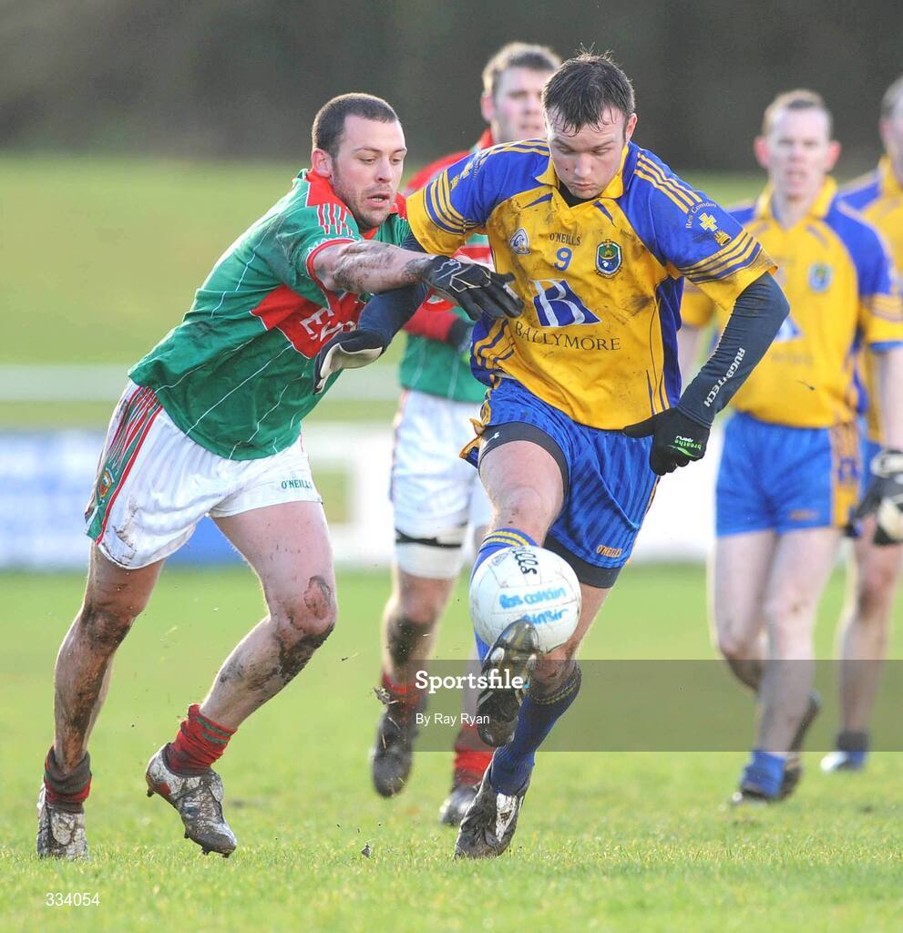 18 January 2009; Brian Higgins, Roscommon, in action against Trevor Mortimer, Mayo. FBD League, Section A, Mayo v Roscommon, Ballyhaunis GAA Club, Ballyhaunis, Co. Mayo. Picture credit: Ray Ryan / SPORTSFILE