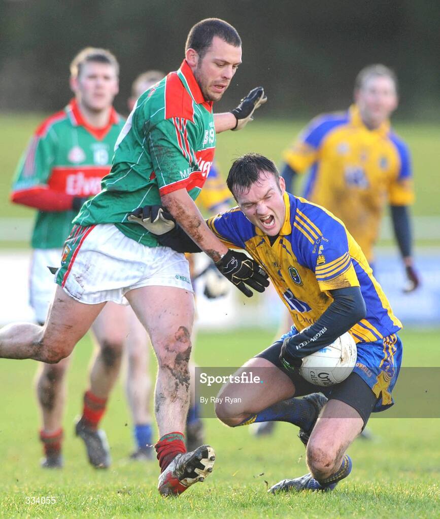 18 January 2009; Brian Higgins, Roscommon, in action against Trevor Mortimer, Mayo. FBD League, Section A, Mayo v Roscommon, Ballyhaunis GAA Club, Ballyhaunis, Co. Mayo. Picture credit: Ray Ryan / SPORTSFILE