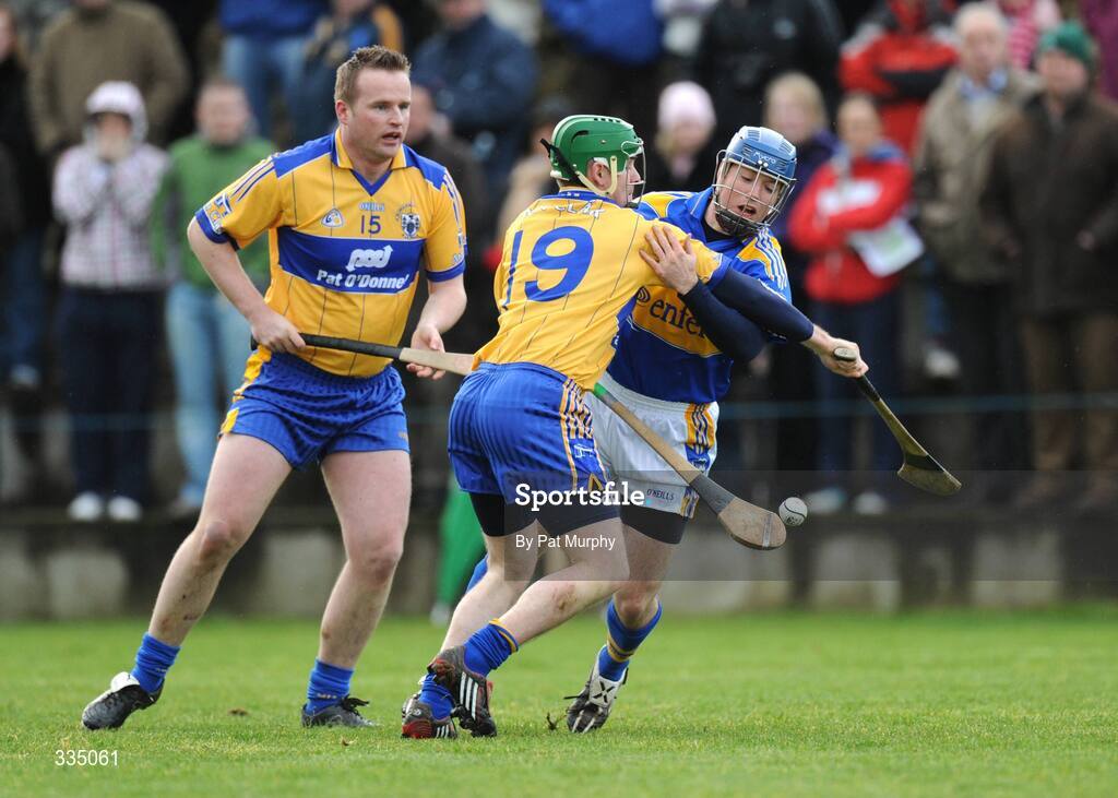 25 January 2009; Conor O'Brien, Tipperary, in action against Barry Nugent, left, and Colin Ryan. Waterford Crystal Cup Hurling Final, Clare v Tipperary, Ogonnolloe, Co. Clare. Picture credit: Pat Murphy / SPORTSFILE