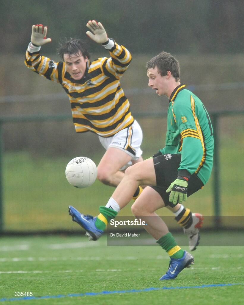 30 January 2009; Shane Horan, St. Benildus College, in action against Sean Mac Craith, Colaiste Eoin. Dublin Senior A Schools Semi-Final, St. Benildus College v Colaiste Eoin. Belfield, Dublin. Picture credit: David Maher / SPORTSFILE