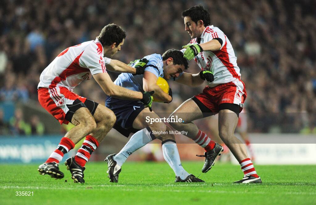 31 January 2009; Bernard Brogan, Dublin, in action against Justin McMahon, left, and Davy Harte, Tyrone. Allianz National Football League, Division, Round 1, Dublin v Tyrone. Croke Park, Dublin. Picture credit: Stephen McCarthy / SPORTSFILE