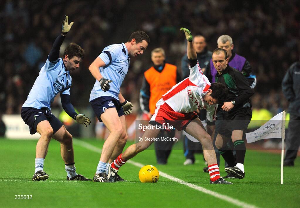 31 January 2009; Davy Harte, Tyrone, in action against Barry Cahill and James Brogan, left, Dublin. Allianz National Football League, Division 1, Round 1, Dublin v Tyrone. Croke Park, Dublin. Picture credit: Stephen McCarthy / SPORTSFILE