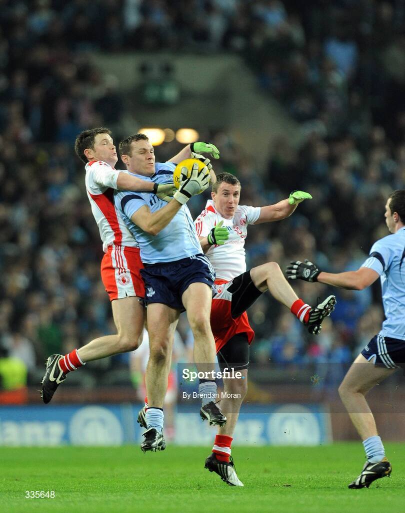 31 January 2009; Ciaran Whelan, Dublin, competes for possession with Enda McGinley, left, and Tommy McGuigan, Tyrone. Allianz National Football League, Division 1, Round 1, Dublin v Tyrone, Croke Park, Dublin. Picture credit: Brendan Moran / SPORTSFILE