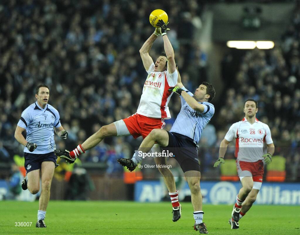 31 January 2009; Sean Cavanagh, Tyrone, in action against Brendan McManamon, Dublin. Allianz National Football League, Division 1, Round 1, Dublin v Tyrone, Croke Park, Dublin. Picture credit: Oliver McVeigh / SPORTSFILE