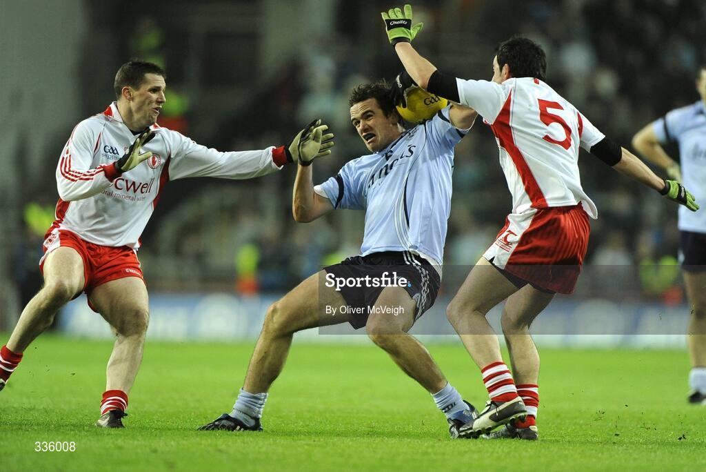 31 January 2009; Ger Brennan, Dublin, in action against Colin Holmes and Davy Harte, Tyrone. Allianz National Football League, Division 1, Round 1, Dublin v Tyrone, Croke Park, Dublin. Picture credit: Oliver McVeigh / SPORTSFILE