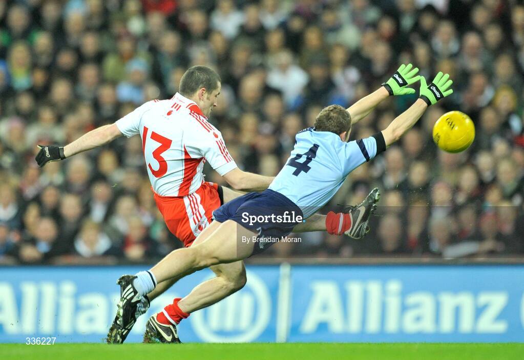 31 January 2009; Stephen O'Neill, Tyrone, scores a point despite the attentions of Alan Hubbard, Dublin. Allianz National Football League, Division 1, Round 1, Dublin v Tyrone, Croke Park, Dublin. Picture credit: Brendan Moran / SPORTSFILE