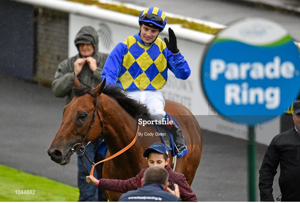 23 August 2015; Declan McDonogh tips his cap to the crowd in the parade ring after riding An Saighdiur to a victory in the Sycamore Lodge Equine Hospital Handicap. Horse Racing from the Curragh. Curragh, Co. Kildare. Picture credit: Cody Glenn / SPORTSFILE