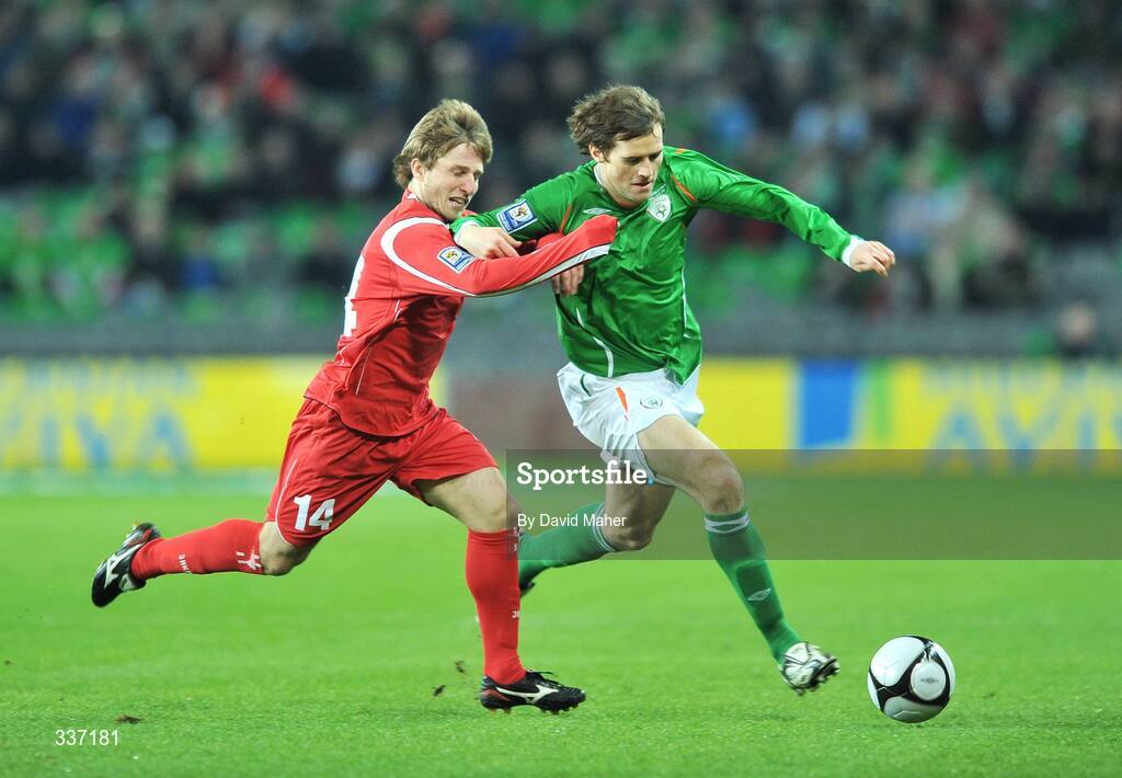 11 February 2009; Kevin Kilbane, Republic of Ireland, in action against Beqa Gotsiridze, Georgia. 2010 FIFA World Cup Qualifier, Republic of Ireland v Georgia. Croke Park, Dublin. Picture credit: David Maher / SPORTSFILE