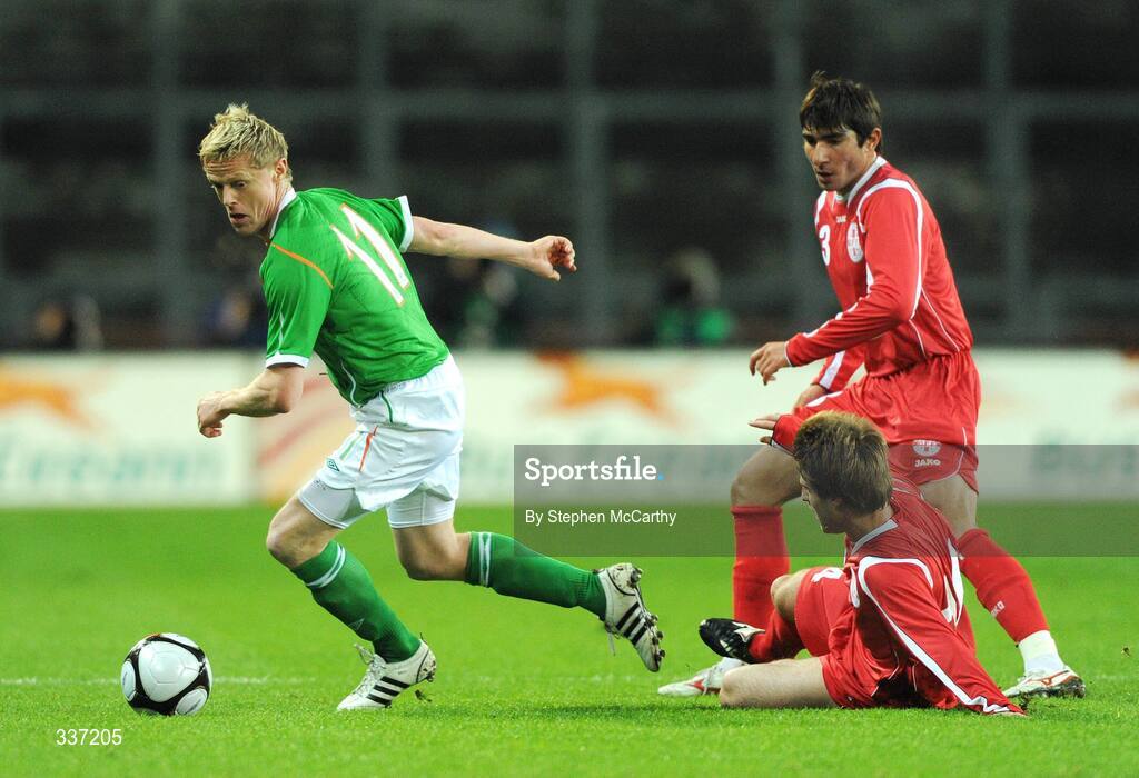 11 February 2009; Damien Duff, Republic of Ireland, in action against Beka Gotsiridze and Ucha Lobjanidze, 3, Georgia. 2010 FIFA World Cup Qualifier, Republic of Ireland v Georgia. Croke Park, Dublin. Picture credit: Stephen McCarthy / SPORTSFILE
