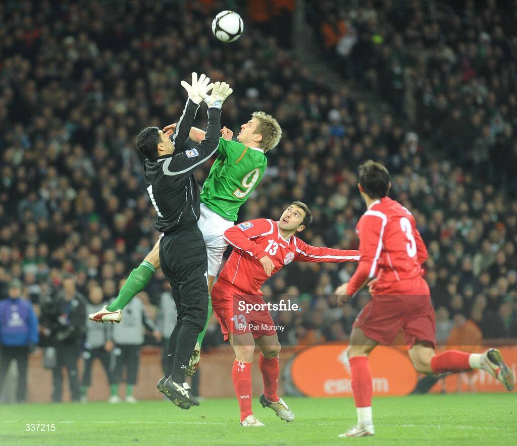 11 February 2009; Kevin Doyle, Republic of Ireland, in action against Giorgi Lomaia, left, and Zurab Khizanishvili, Georgia. 2010 FIFA World Cup Qualifier, Republic of Ireland v Georgia. Croke Park, Dublin. Picture credit: Pat Murphy / SPORTSFILE