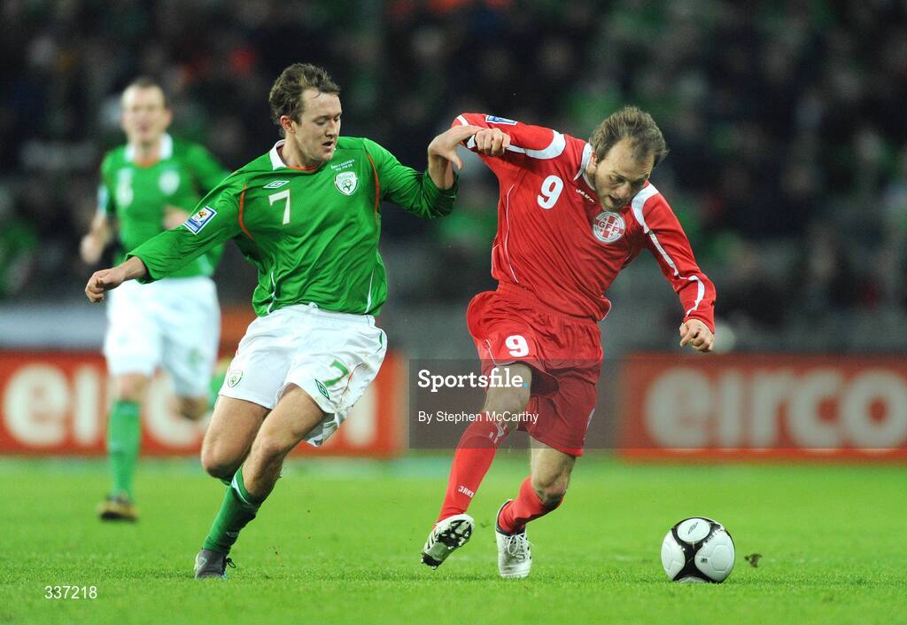 11 February 2009; Alexander Iashvili, Georgia, in action against Aiden McGeady, Republic of Ireland. 2010 FIFA World Cup Qualifier, Republic of Ireland v Georgia. Croke Park, Dublin. Picture credit: Stephen McCarthy / SPORTSFILE
