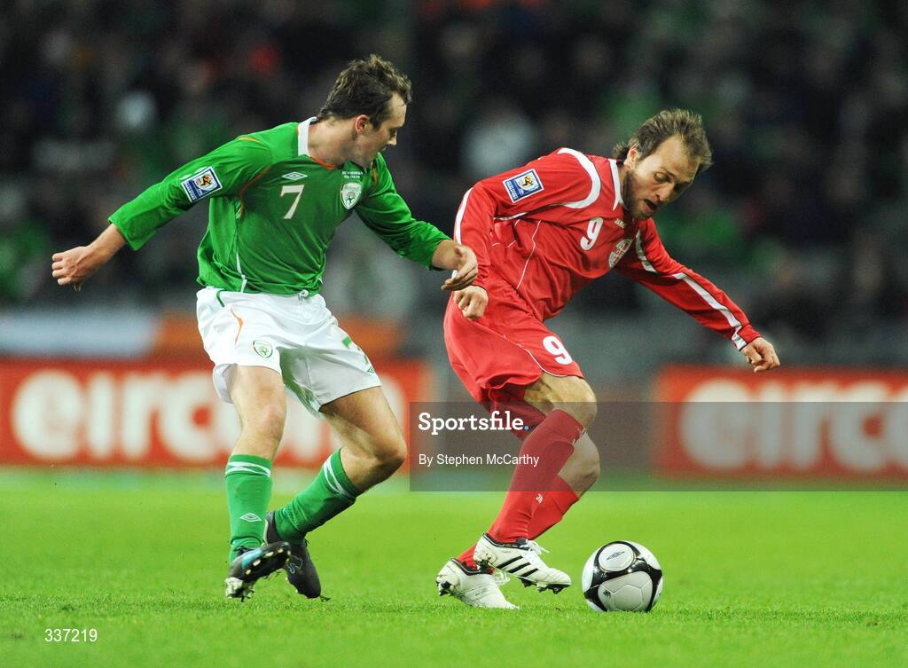 11 February 2009; Alexander Iashvili, Georgia, in action against Aiden McGeady, Republic of Ireland. 2010 FIFA World Cup Qualifier, Republic of Ireland v Georgia. Croke Park, Dublin. Picture credit: Stephen McCarthy / SPORTSFILE