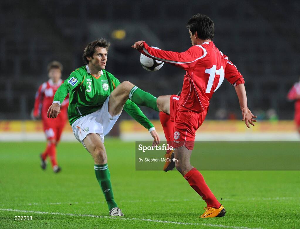 11 February 2009; Kevin Kilbane, Republic of Ireland, in action against David Siradze, Georgia. 2010 FIFA World Cup Qualifier, Republic of Ireland v Georgia. Croke Park, Dublin. Picture credit: Stephen McCarthy / SPORTSFILE