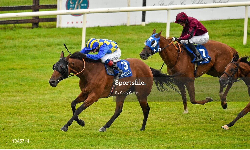 23 August 2015; An Saighdiur, with Declan McDonogh up, on their way to winning the Sycamore Lodge Equine Hospital Handicap. Horse Racing from the Curragh. Curragh, Co. Kildare. Picture credit: Cody Glenn / SPORTSFILE