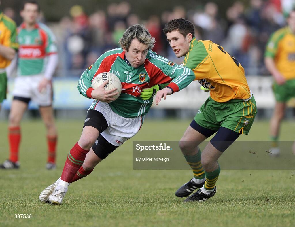 14 February 2009; Conor Mortimor, Mayo, in action against Declan Walsh, Donegal. Allianz GAA National Football League, Division 1, Round 2, Donegal v Mayo, Letterkenny, Co. Donegal. Picture credit: Oliver McVeigh / SPORTSFILE