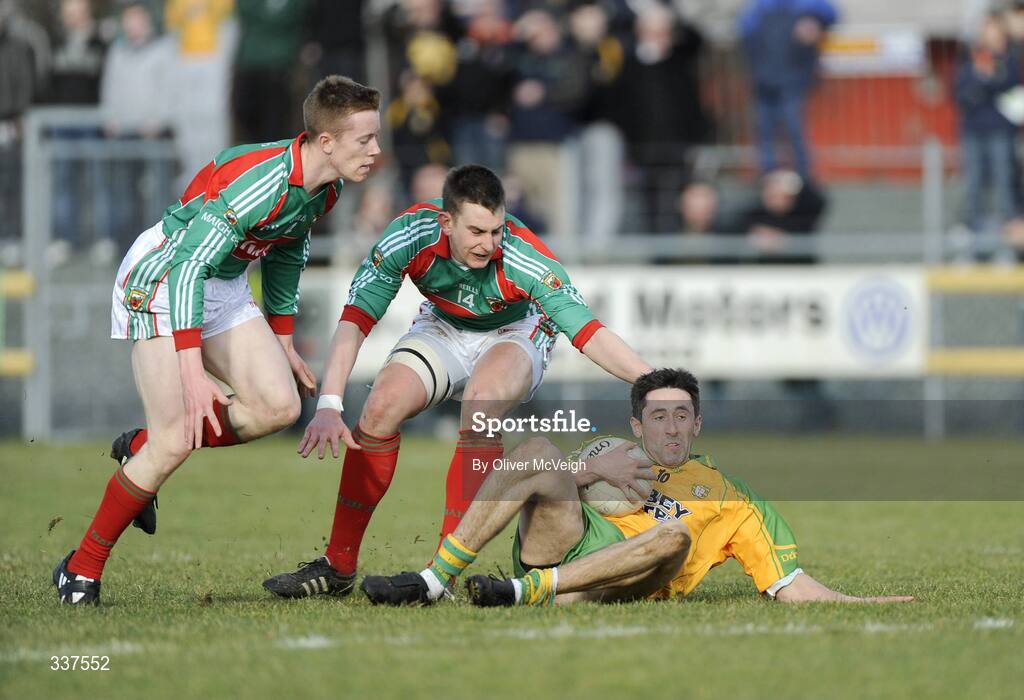14 February 2009; Rory Kavanagh, Donegal, in action against Tom Parsons and Barry Morann, Mayo. Allianz GAA National Football League, Division 1, Round 2, Donegal v Mayo, Letterkenny, Co. Donegal. Picture credit: Oliver McVeigh / SPORTSFILE