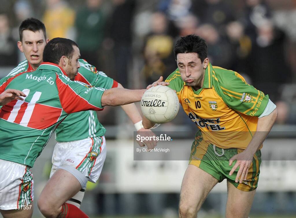 14 February 2009; Rory Kavanagh, Donegal, in action against Trevor Mortimer, Mayo. Allianz GAA National Football League, Division 1, Round 2, Donegal v Mayo, Letterkenny, Co. Donegal. Picture credit: Oliver McVeigh / SPORTSFILE