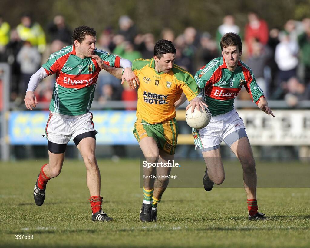 14 February 2009; Rory Kavanagh, Donegal, in action against Tom Parsons and Ronan McGarrity, Mayo. Allianz GAA National Football League, Division 1, Round 2, Donegal v Mayo, Letterkenny, Co. Donegal. Picture credit: Oliver McVeigh / SPORTSFILE