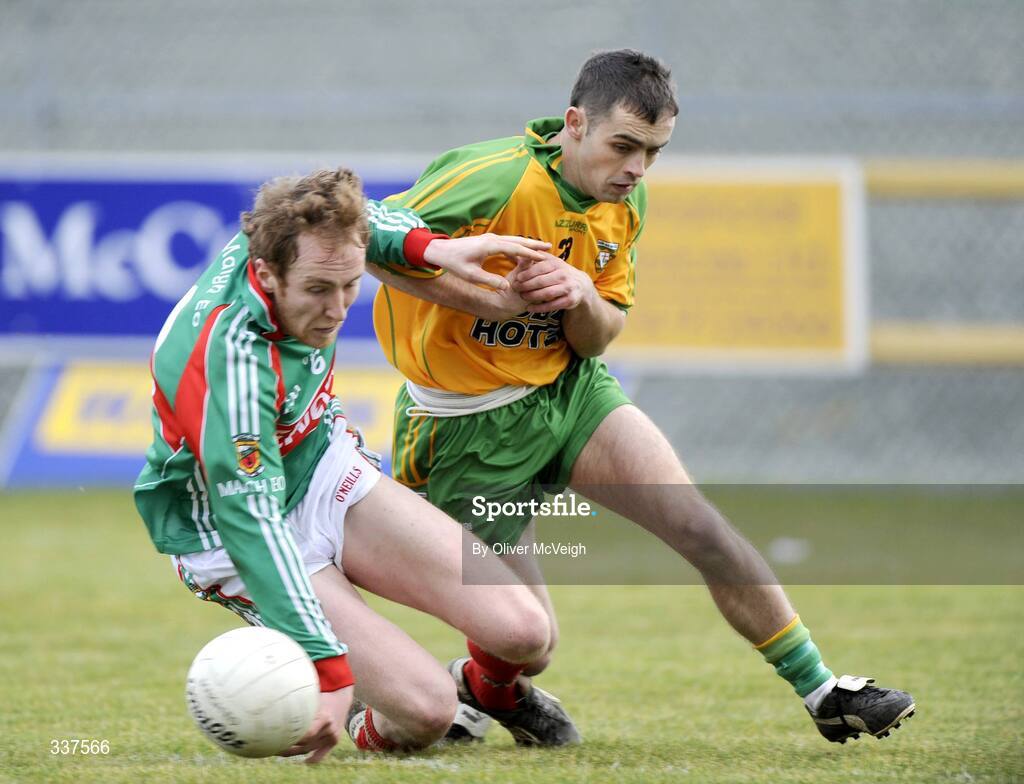 14 February 2009; Tom Cunniffe, Mayo, in action against Kevin McMenamin, Donegal. Allianz GAA National Football League, Division 1, Round 2, Donegal v Mayo, Letterkenny, Co. Donegal. Picture credit: Oliver McVeigh / SPORTSFILE