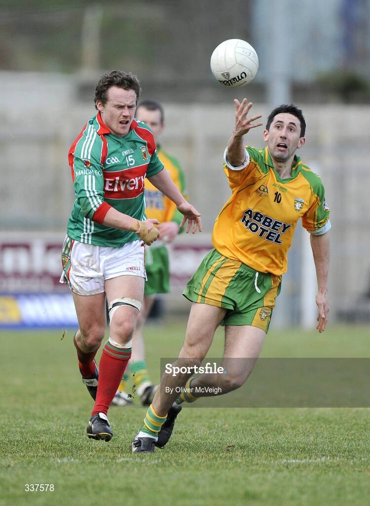 14 February 2009; Rory Kavanagh, Donegal, in action against Andy Moran, Mayo. Allianz GAA National Football League, Division 1, Round 2, Donegal v Mayo, Letterkenny, Co. Donegal. Picture credit: Oliver McVeigh / SPORTSFILE