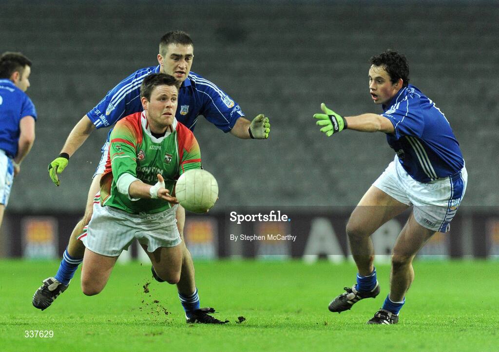14 February 2009; Cian O'Connor, St Michael's Foilmore, in action against Jamie Downes, left, and Greg Rogan, St Michael's. AIB All-Ireland Intermediate Club Football Championship Final, St Michael's, Galway, v St Michael's Foilmore, Kerry, Croke Park, Dublin. Picture credit: Stephen McCarthy / SPORTSFILE