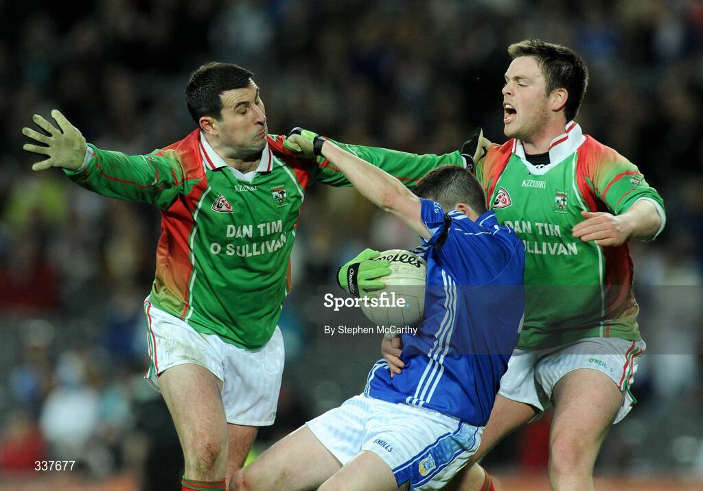 14 February 2009; Damien Walshe, St Michael's, in action against James O'Shea, left, and Cian O'Connor, St Michael's Foilmore. AIB All-Ireland Intermediate Club Football Championship Final, St Michael's, Galway, v St Michael's Foilmore, Kerry. Croke Park, Dublin. Picture credit: Stephen McCarthy / SPORTSFILE