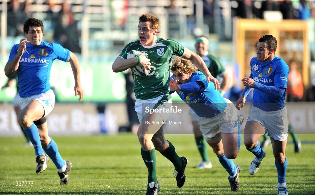 15 February 2009; Tommy Bowe, Ireland, races clear of Andrea Masi, left, Mico Bergamasco and Kaine Robertson, Italy, on the way to scoring his side's first try. RBS Six Nations Championship, Italy v Ireland, Stadio Flaminio, Rome, Italy. Picture credit: Brendan Moran / SPORTSFILE