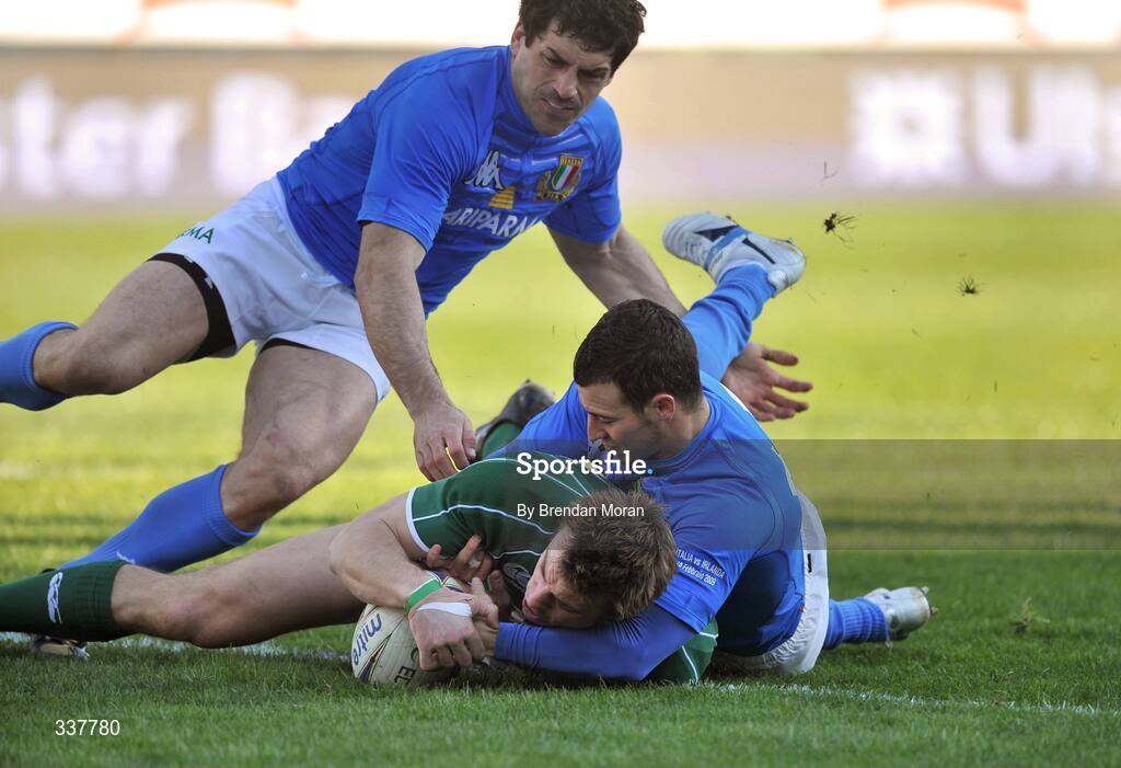 15 February 2009; Tommy Bowe, Ireland, scores his side's first try despite the tackles of Andrea Masi, left, and Kaine Robertson Italy. RBS Six Nations Championship, Italy v Ireland, Stadio Flaminio, Rome, Italy. Picture credit: Brendan Moran / SPORTSFILE
