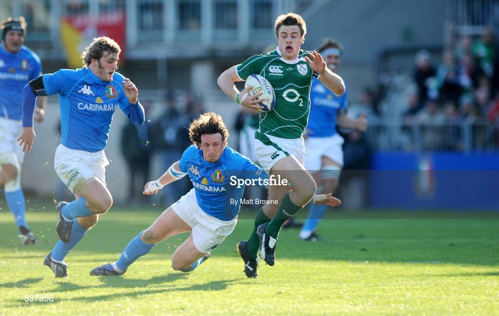 15 February 2009; Tommy Bowe, Ireland, goes past the tackle of Mauro Bergamasco, right, and his brother Mirco Bergamasco on his way to scoring the opening try of the game against Italy. RBS Six Nations Championship, Italy v Ireland, Stadio Flaminio, Rome, Italy. Picture credit: Matt Browne / SPORTSFILE