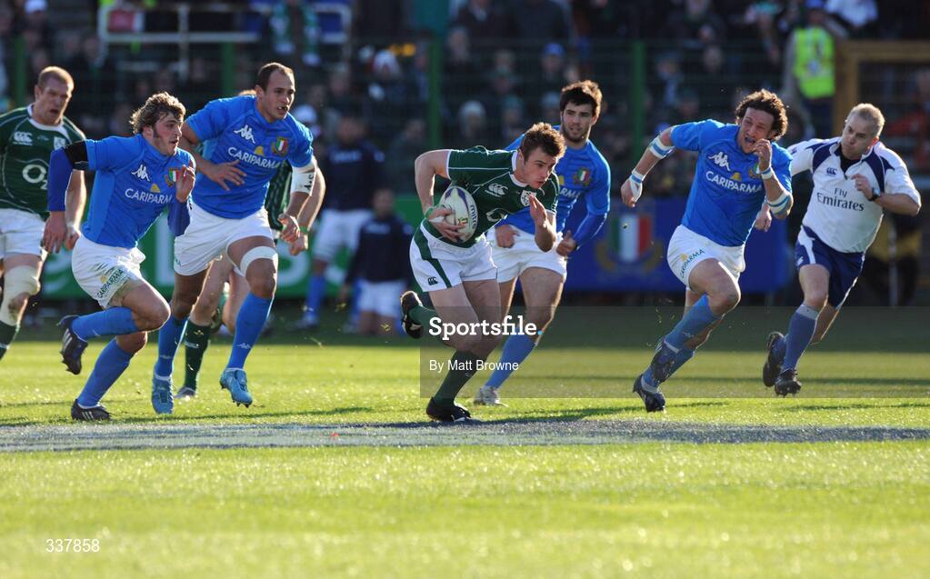 15 February 2009; Ireland's Tommy Bowe goes past the Italian defence on his way to scoring his side's opening try of the game. RBS Six Nations Championship, Italy v Ireland, Stadio Flaminio, Rome, Italy. Picture credit: Matt Browne / SPORTSFILE