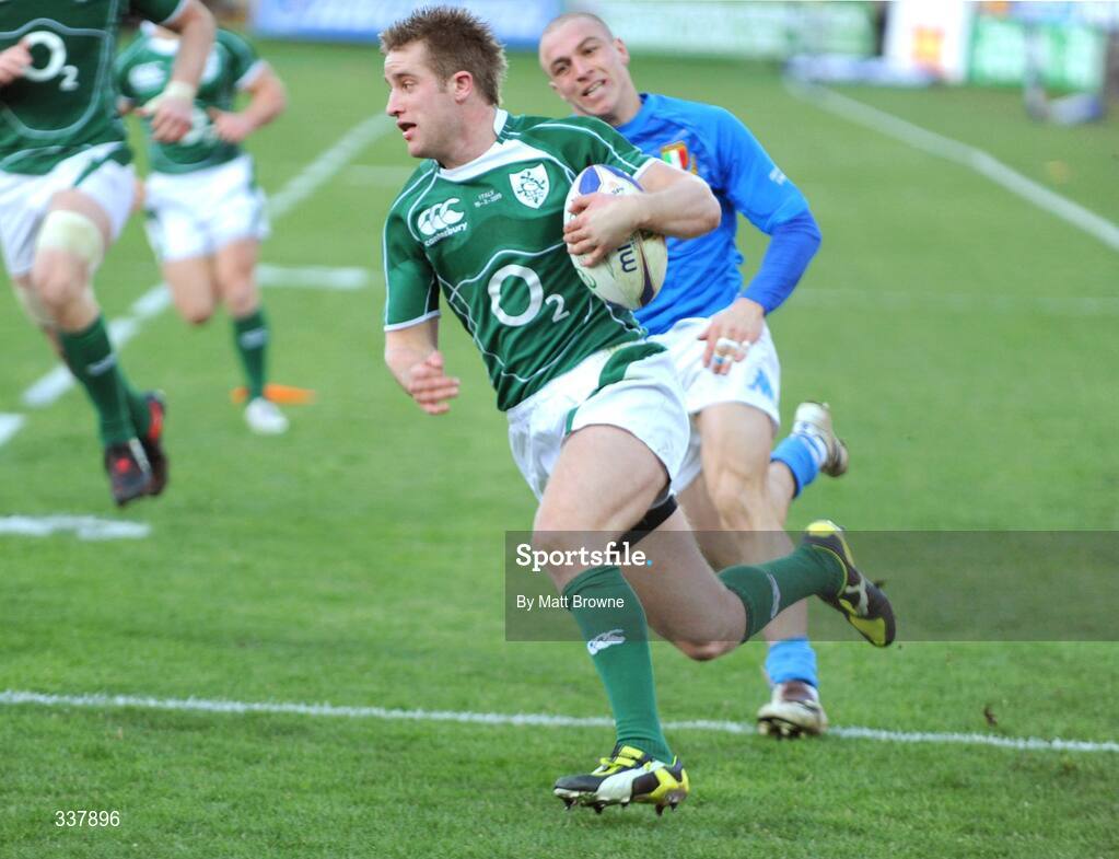15 February 2009; Ireland's Luke Fitzgerald goes past the tackle of Italy's Giulio Toniolatti to score his side's fourth try of the game. RBS Six Nations Championship, Italy v Ireland, Stadio Flaminio, Rome, Italy. Picture credit: Matt Browne / SPORTSFILE