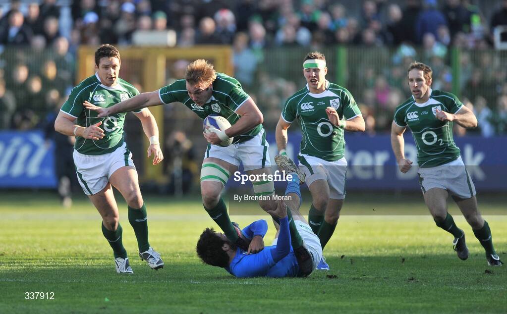 15 February 2009; Stephen Ferris, Ireland, breaks through the tackle of Luke McLean, Italy. RBS Six Nations Championship, Italy v Ireland, Stadio Flaminio, Rome, Italy. Picture credit: Brendan Moran / SPORTSFILE
