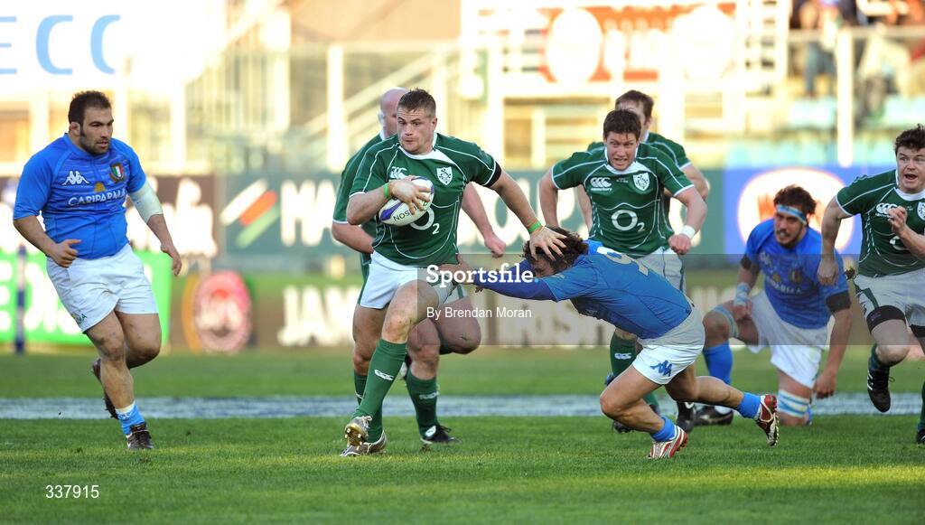 15 February 2009; Jamie Heaslip, Ireland, holds off the challenge of Paul Griffen, Italy. RBS Six Nations Championship, Italy v Ireland, Stadio Flaminio, Rome, Italy. Picture credit: Brendan Moran / SPORTSFILE