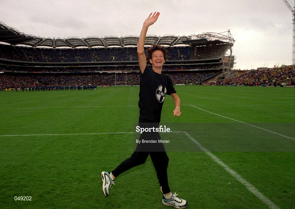 7 October 2000; Ireland Olympic Siver Medallist Sonia O'Sullivan waves to the crowd while doing a lap around the pitch in aid of the charity GOAL prior to the Bank of Ireland All-Ireland Senior Football Championship Final Replay match between Kerry and Galway at Croke Park in Dublin. Photo by Brendan Moran/Sportsfile