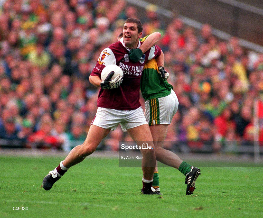 7 October 2000; Kevin Walsh of Galway in action against Darragh Ó Sé of Kerry during the Bank of Ireland All-Ireland Senior Football Championship Final Replay match between Kerry and Galway at Croke Park in Dublin. Photo by Aoife Rice/Sportsfile