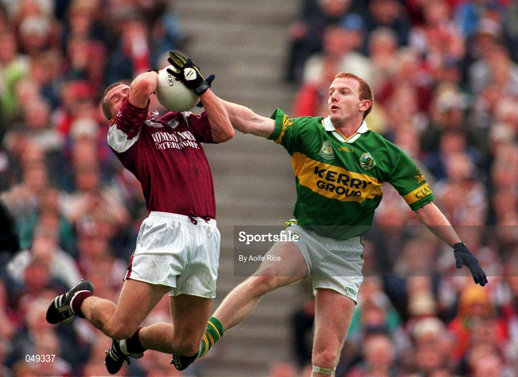 7 October 2000; Seán Óg De Paor of Galway in action against Liam Hassett of Kerry during the Bank of Ireland All-Ireland Senior Football Championship Final Replay match between Kerry and Galway at Croke Park in Dublin. Photo by Aoife Rice/Sportsfile