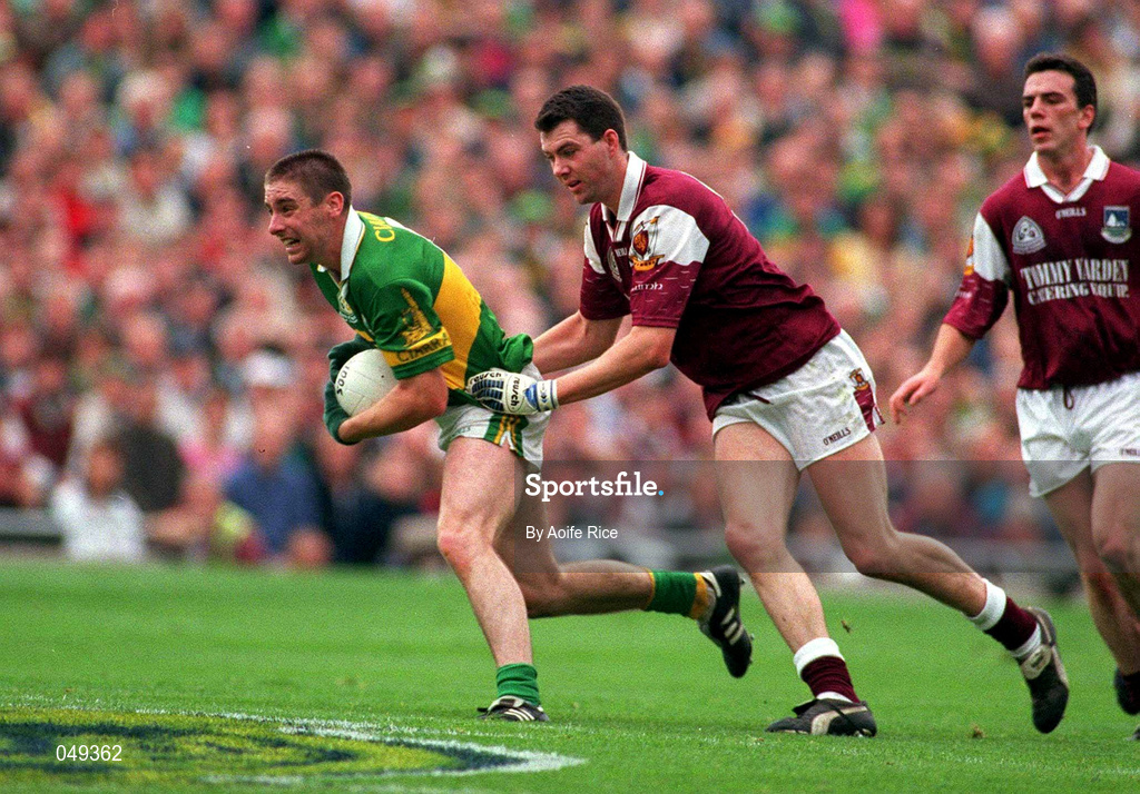 7 October 2000; Darragh Ó Sé of Kerry in action against Sean O'Domhnaill of Galway during the Bank of Ireland All-Ireland Senior Football Championship Final Replay match between Kerry and Galway at Croke Park in Dublin. Photo by Aoife Rice/Sportsfile