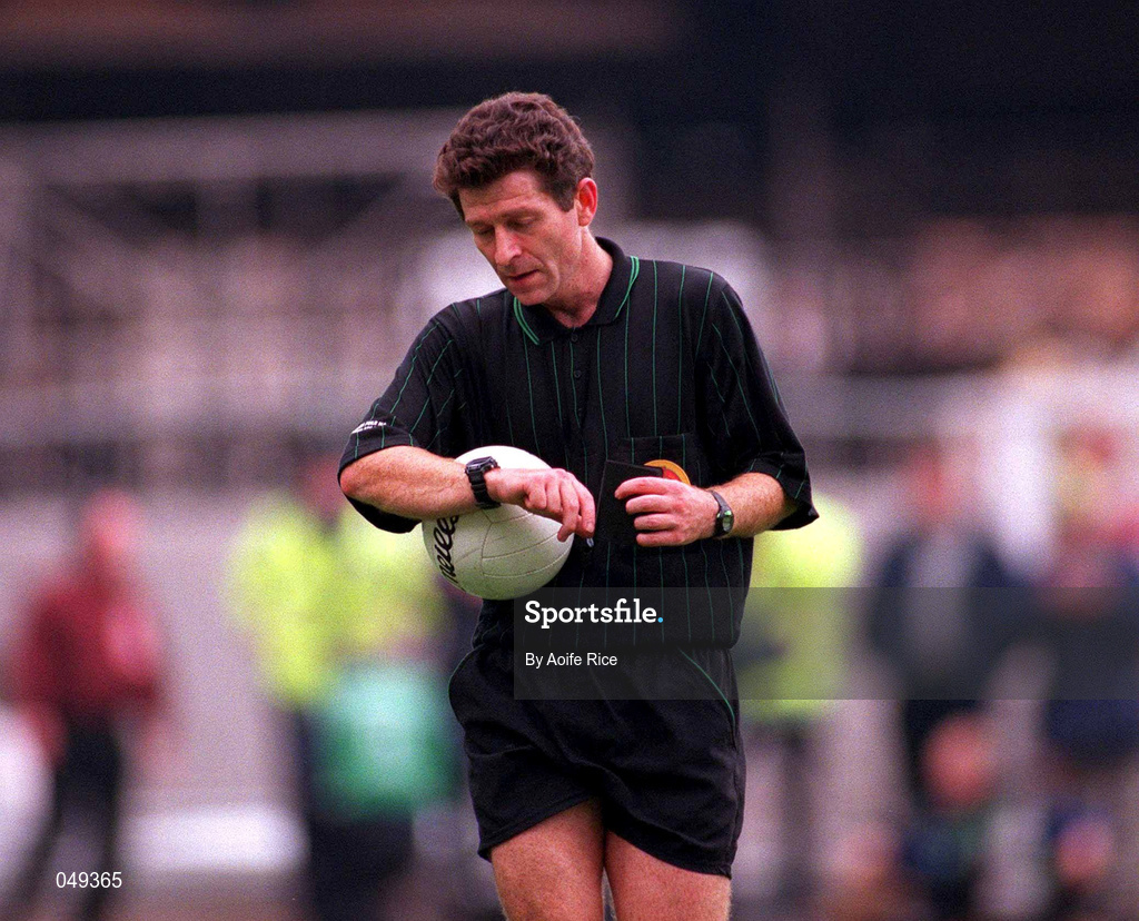 7 October 2000; Referee Brian White during the Bank of Ireland All-Ireland Senior Football Championship Final Replay match between Kerry and Galway at Croke Park in Dublin. Photo by Aoife Rice/Sportsfile