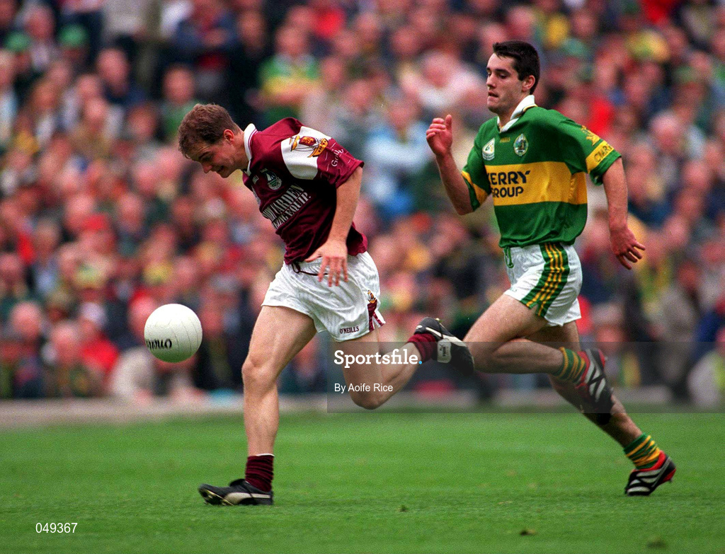 7 October 2000; Michael Donnellan of Galway in action against Tom O'Sullivan of Kerry during the Bank of Ireland All-Ireland Senior Football Championship Final Replay match between Kerry and Galway at Croke Park in Dublin. Photo by Aoife Rice/Sportsfile