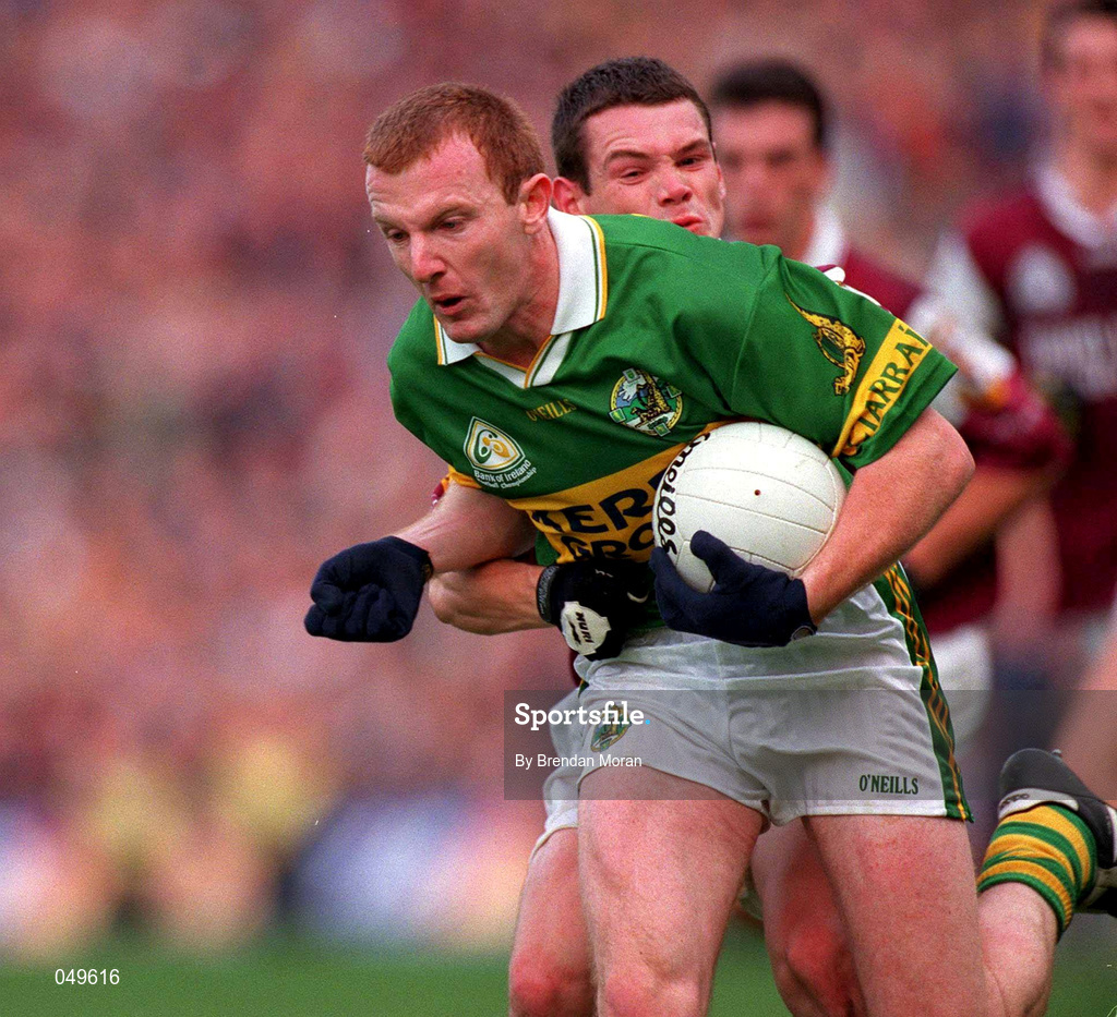 7 October 2000; Liam Hassett of Kerry in action against Declan Meehan of Galway during the Bank of Ireland All-Ireland Senior Football Championship Final Replay match between Kerry and Galway at Croke Park in Dublin. Photo by Brendan Moran/Sportsfile