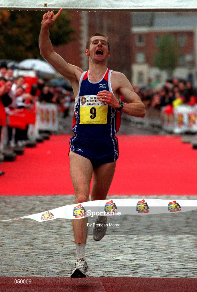 30 October 2000; Simon Pride from Scotland comes home to win the Men's 2000 98FM Dublin City Marathon in Dublin. Photo by Brendan Moran/Sportsfile