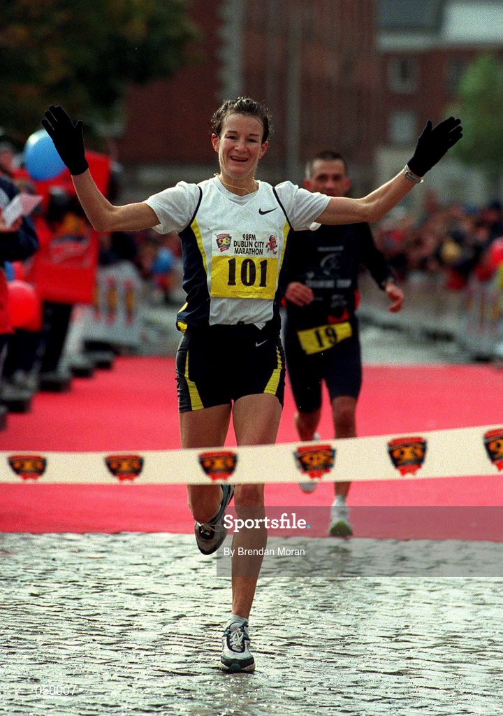 30 October 2000; Ireland's Sonia O'Sullivan comes home to win the 2000 98FM Dublin City Marathon in Dublin. Photo by Brendan Moran/Sportsfile