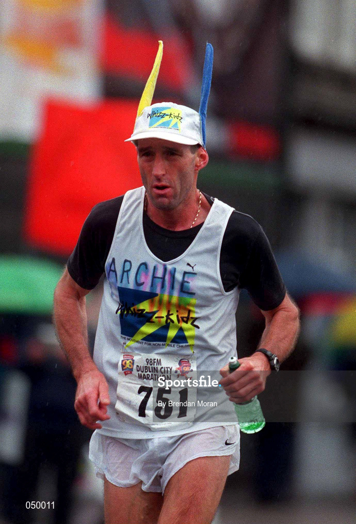 30 October 2000; Archie Deakins during 2000 98FM Dublin City Marathon in Dublin. Photo by Brendan Moran/Sportsfile