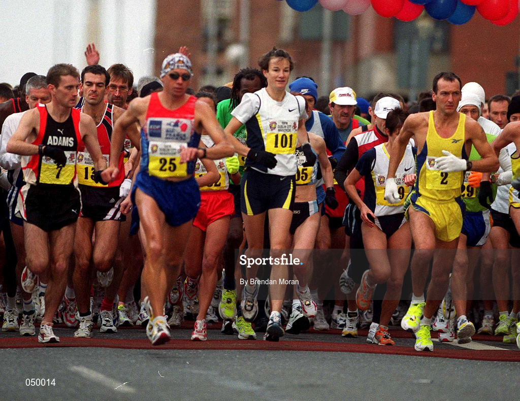 30 October 2000; Ireland's Sonia O'Sullivan, centre, alongside fellow runners at the start of the 2000 98FM Dublin City Marathon in Dublin. Photo by Brendan Moran/Sportsfile