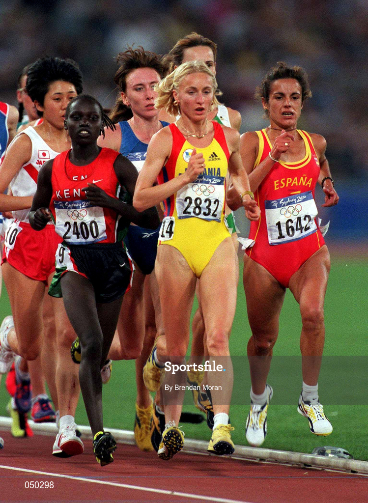 22 September 2000; Gabriela Szabo of Romania, yellow, leads the field on her way to winning the third heat of the Women's 5000m at Stadium Australia in the Sydney Olympic Park in Homebush Bay, Sydney, Australia. Photo by Brendan Moran/Sportsfile