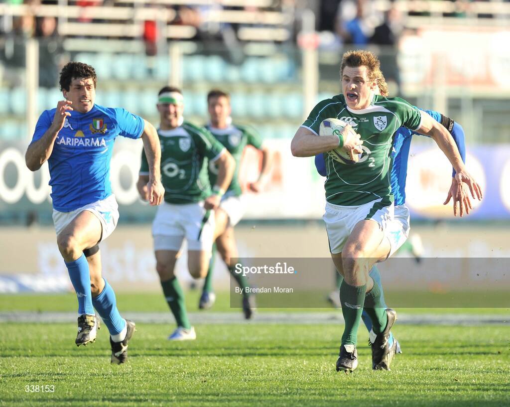 15 February 2009; Tommy Bowe, Ireland, races through the Italian defence on his way to scoring his side's first try. RBS Six Nations Championship, Italy v Ireland, Stadio Flaminio, Rome, Italy. Picture credit: Brendan Moran / SPORTSFILE