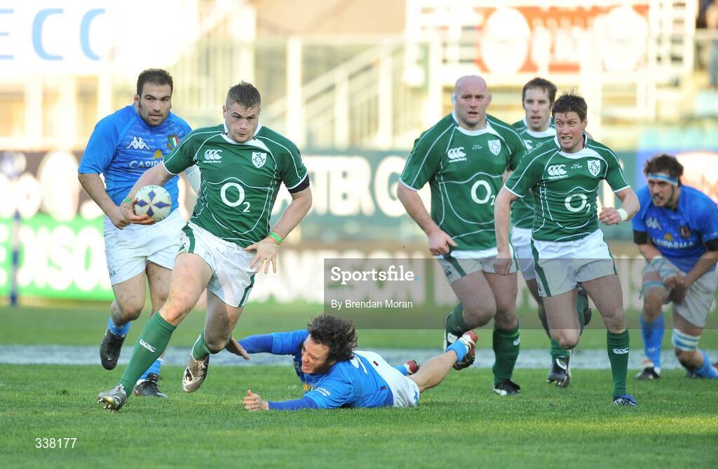 15 February 2009; Jamie Heaslip, Ireland, races clear of Paul Griffen, Italy. RBS Six Nations Championship, Italy v Ireland, Stadio Flaminio, Rome, Italy. Picture credit: Brendan Moran / SPORTSFILE